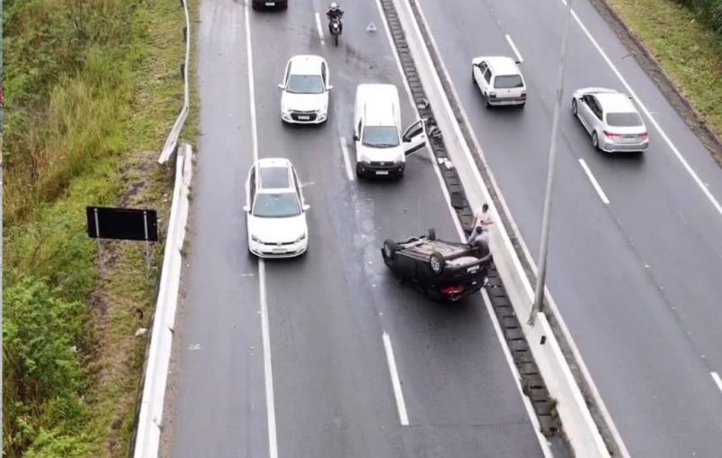 Carro com placas de Xavantina capota na SC-155 entre Seara e Itá