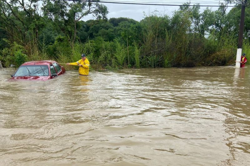 Carro ficou quase debaixo da &aacute;gua – Foto: Corpo de Bombeiros Militar/Divulga&ccedil;&atilde;o/ND