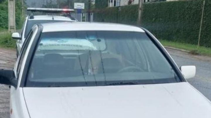 Autom&oacute;vel estava com duas placas diferentes – Foto: PM/Reprodu&ccedil;&atilde;o/ND