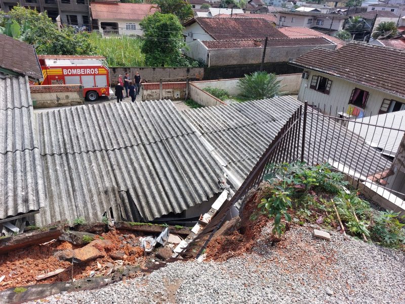 Casa em Blumenau &eacute; atingida por deslizamento ap&oacute;s fortes chuvas – Foto: Divulga&ccedil;&atilde;o/Reprodu&ccedil;&atilde;o/ND