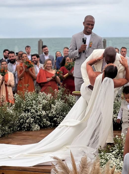 Rafael Zulu e Aline Becker se casaram à beira do mar, em Balneário Camboriú