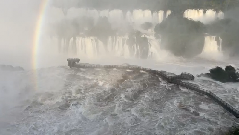 Forte vazão das Cataratas do Iguaçu fazem passarela ser interditada nesta sexta-feira