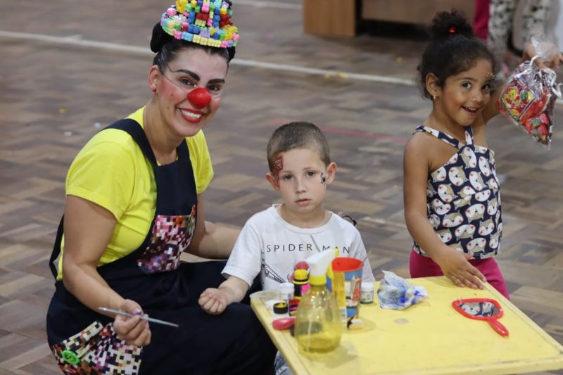 Professoras de Rio do Sul animam crianças em abrigos 