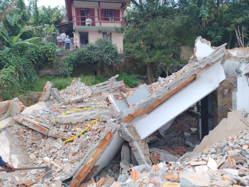 Imagens mostram a casa que estava em processo de demolição e veio abaixo, matando um trabalhador - Foto: CBMSC/Divulgação/ND