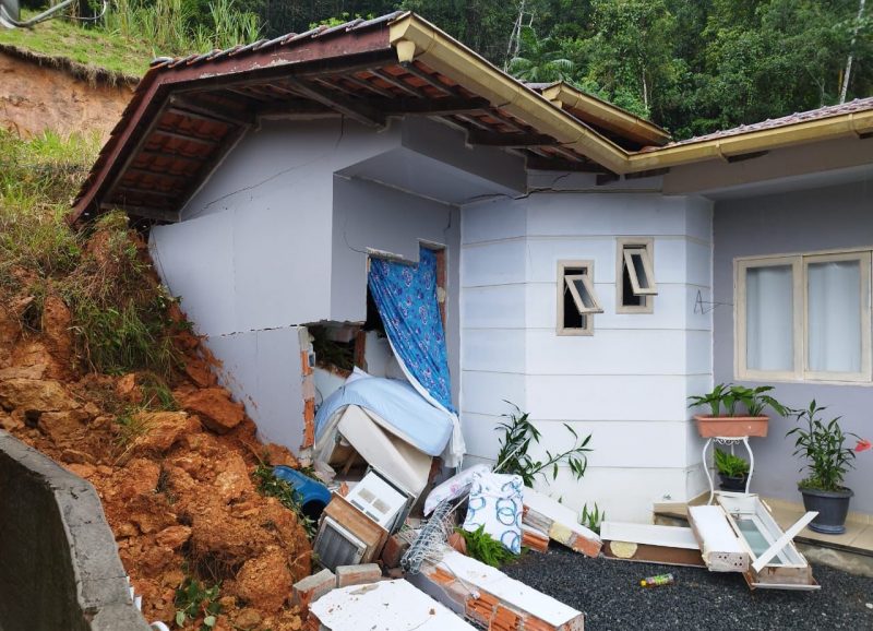 Estragos em SC: Bombeiros atuam em ocorrências