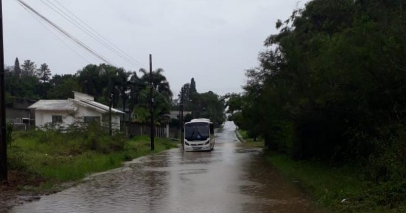 Ônibus ficou ilhado com as chuvas 