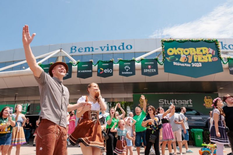 Casal faz chá revelação na Oktoberfest Blumenau 