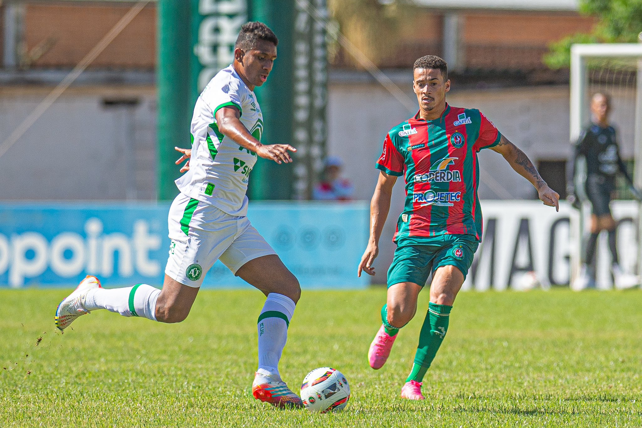 Fluminense e Galo fazem jogo movimentado, mas não tiram o zero do placar