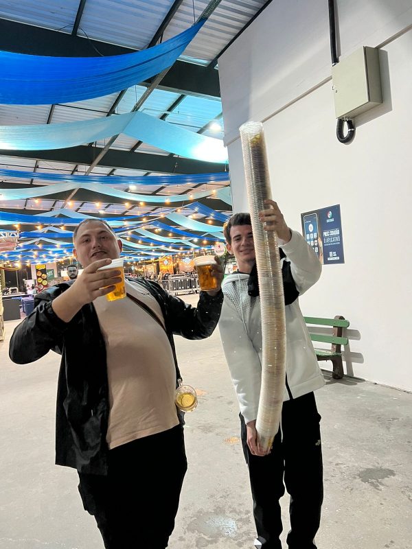 Chope gr&aacute;tis &eacute; oferecido em troca de copos – Foto: SECOM Brusque/Reprodu&ccedil;&atilde;o/ND