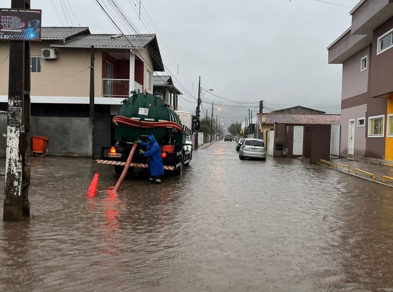 Caminh&otilde;es hidrojato atuam para reduzir volume de &aacute;gua das ruas – Foto: Defesa Civil de Florian&oacute;polis/Duvulga&ccedil;&atilde;o/ND