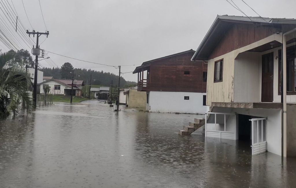 Chuva Desabriga 71 Famílias, Alaga Ruas E Cidade De SC Alerta: 'Rio Não ...