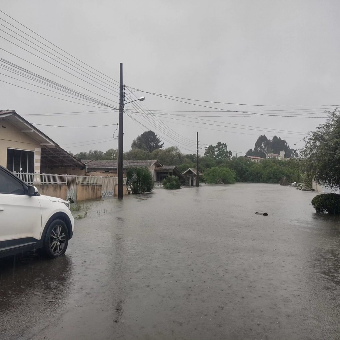 Chuva Desabriga 71 Famílias, Alaga Ruas E Cidade De SC Alerta: 'Rio Não ...