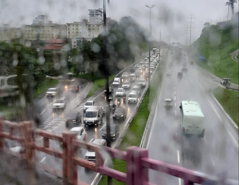 A segunda-feira (15) amanheceu caótica em Florianópolis após a chuva deste fim de semana