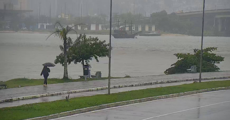 Imagem mostra um dia chuvoso em Florianópolis