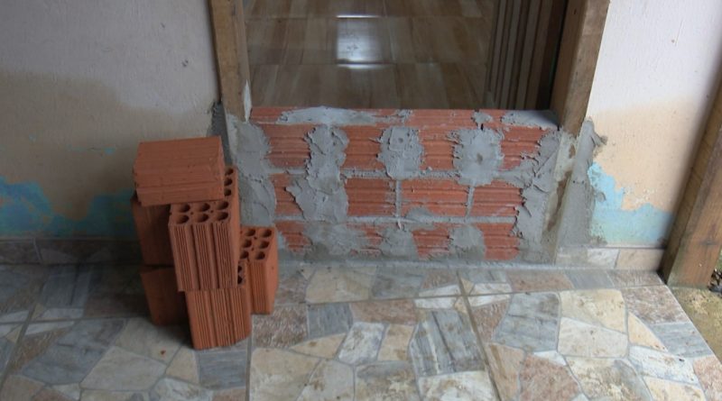 Casal precisou fazer barreiras para evitar que a &aacute;gua entrasse em casa – Foto: Reprodu&ccedil;&atilde;o/NDTV