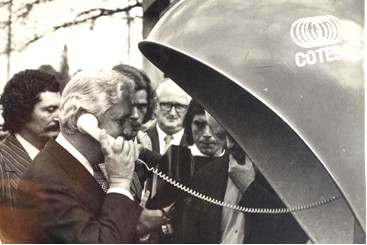 Colombo Salles em um &ldquo;orelh&atilde;o&rdquo;, testando uma linha telef&ocirc;nica implantada no seu governo – Foto: Arquivo pessoal/ Mem&oacute;ria Alesc/ Reprodu&ccedil;&atilde;o/ ND