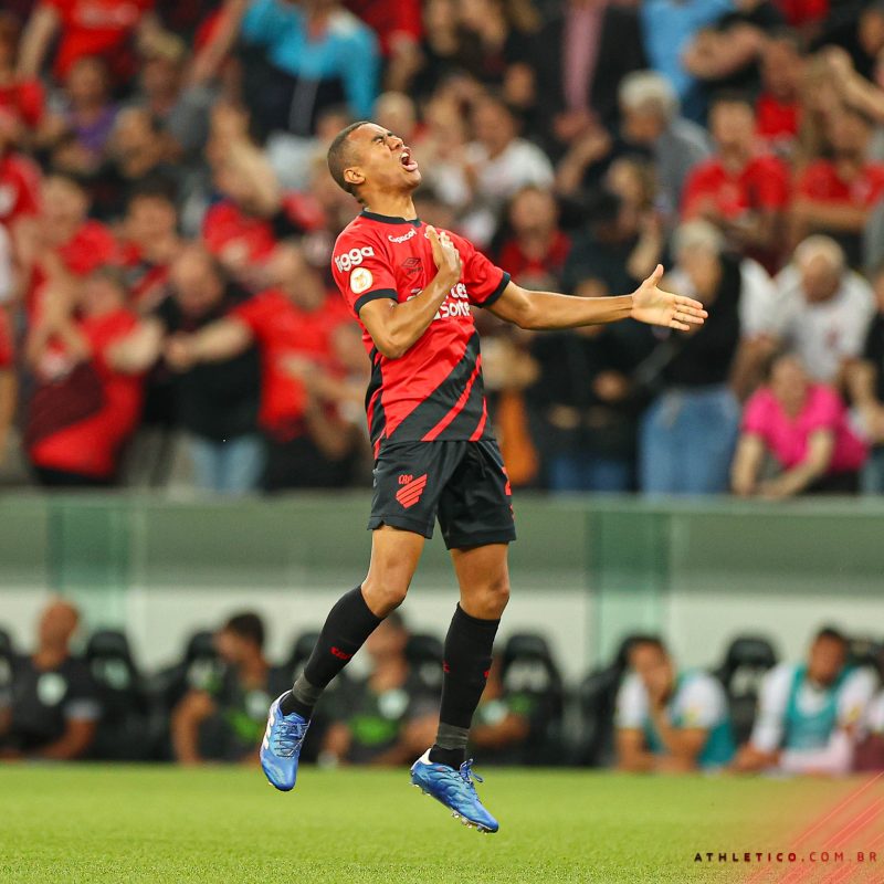 Volante Erick pula, grita e comemora o gol de empate do Athletico