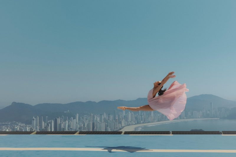 Bailarina do Teatro Bolshoi dança no alto de arranha-céu em Balneário Camboriú