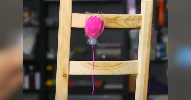 Uma cadeira segurando uma lã dentro de uma garrafa, que prometem te fazer economizar dinheiro