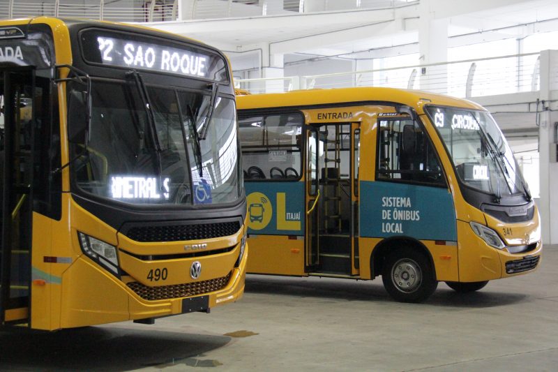 Imagem mostra ônibus em Itajaí. Há risco de paralisação por falta de pagamento