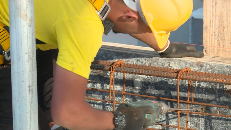 Construção liderou vagas da indústria, foto mostra construtor trabalhando