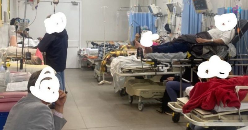 imagem mostra ala de hospital Marieta super lotada, com pacientes amontoados 