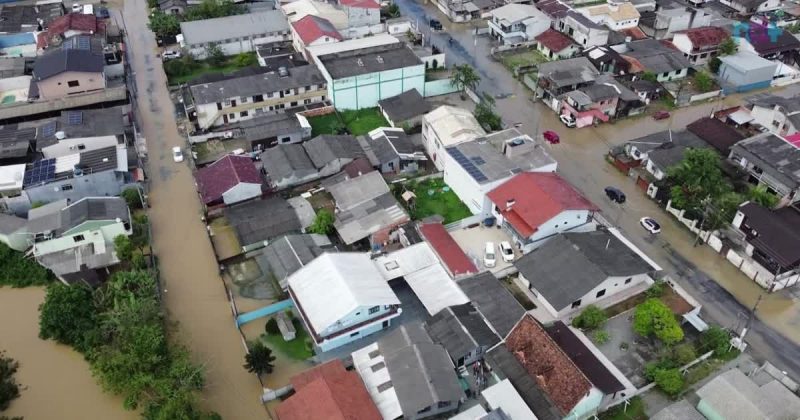 Imagem aérea do bairro Cordeiros de Itajaí mostram ruas cobertas de água com inundações em grande parte