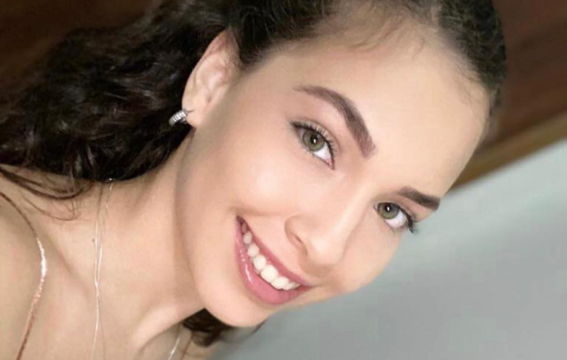 A cirurgia para implante de silicone nos seios era o maior sonho de Júlia