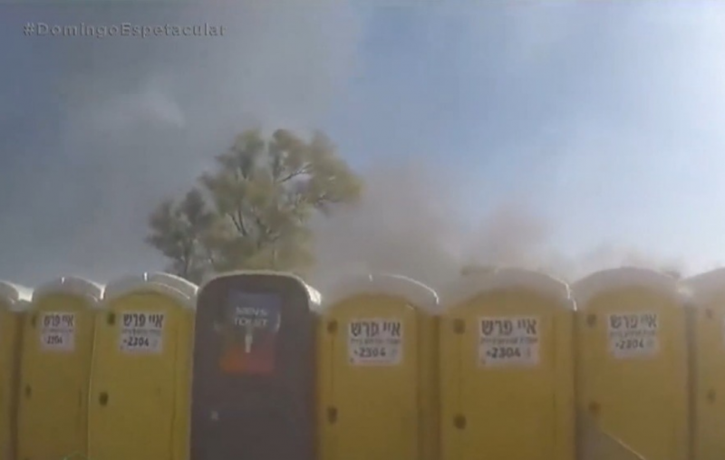 Corredor de banheiros químicos em que participantes da rave tentaram se esconder durante massacre do Hamas