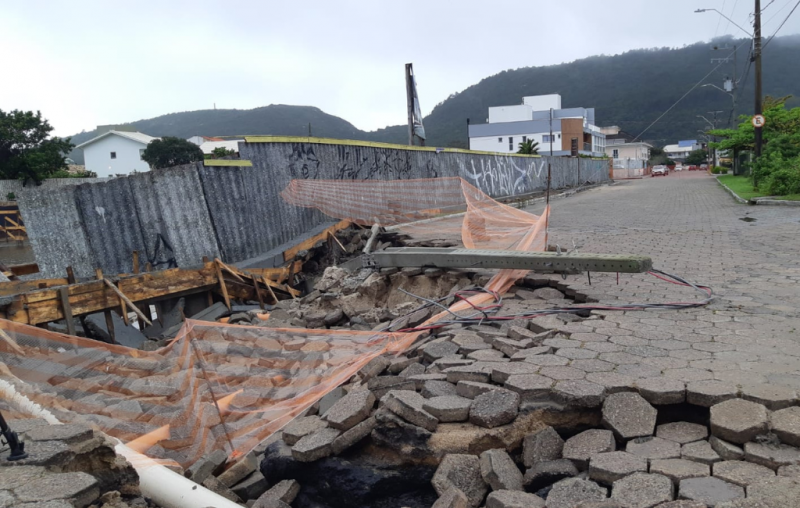 Cratera se abriu na Barra da Lagoa devido &agrave; eros&atilde;o causada pelas chuvas em Florian&oacute;polis – Foto: Valeska Loureiro/ND