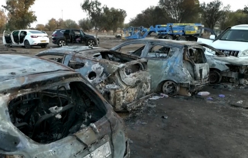 Carros foram destru&iacute;dos durante massacre do Hamas em festa rave – Foto: Record TV/Reprodu&ccedil;&atilde;o
