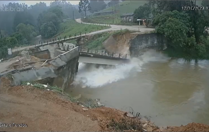 Ponte condenada desabou após chuvas no município de São Bonifácio