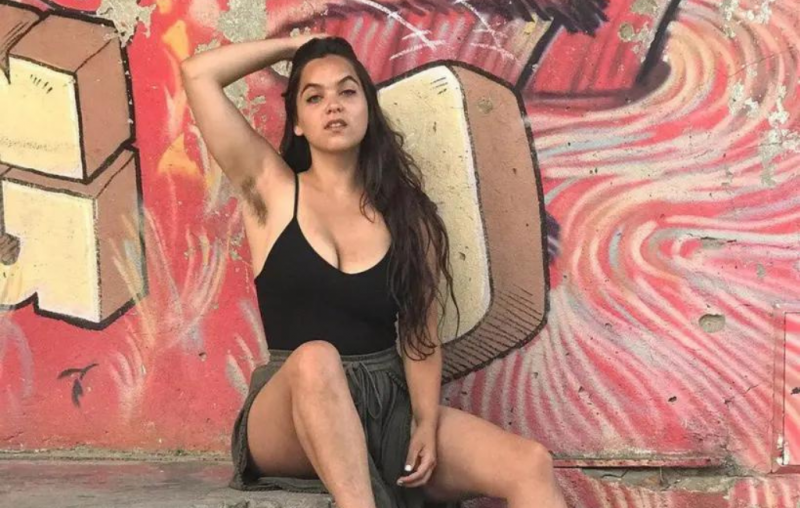 Mulher fatura quase R$ 50 mil por mês vendendo pelos das axilas na web