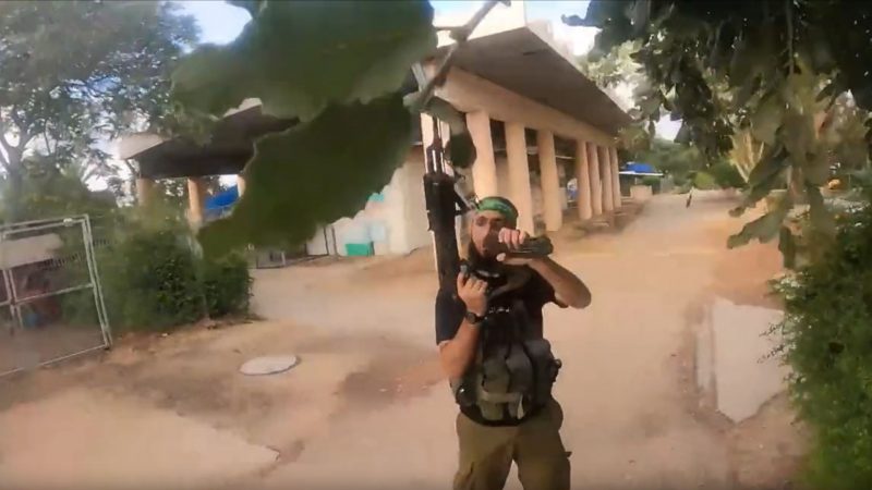 Membro do Hamas carrega lançador de foguetes