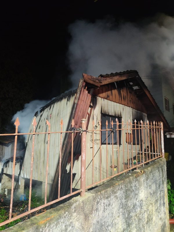 Mais de 10 mil litros de &aacute;gua foram utilizados para conter o inc&ecirc;ndio – Foto: Corpo de Bombeiros/Divulga&ccedil;&atilde;o/ND