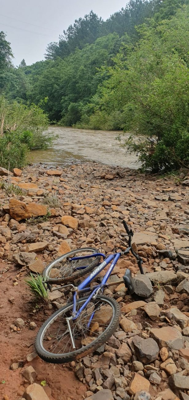 During the search, with the help of the public, the garrison was informed that the victim's body was found approximately 300 meters below where the slippers and bicycle were located.  - Fire Service/Reproduction/ND