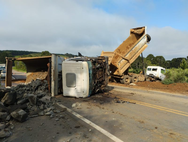 Uma colisão entre dois caminhões deixou dois motoristas feridos. 