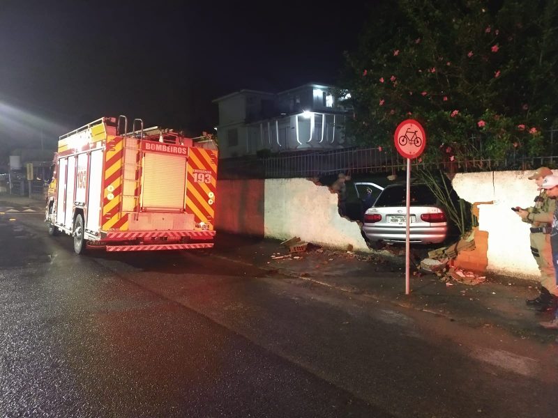 A v&iacute;tima dirigia um Ford Escort, quando perdeu o controle da dire&ccedil;&atilde;o e bateu em um muro de um jardim de inf&acirc;ncia – Foto: Corpo de Bombeiros/Divulga&ccedil;&atilde;o/ND