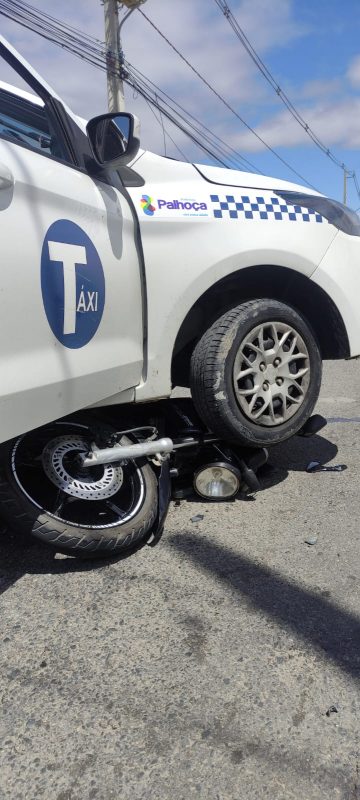 A motorcycle was run over by a taxi after an accident this Sunday morning (01) in Palos, Greater Florianópolis – Photo: Fire Department/Disclosure/ND
