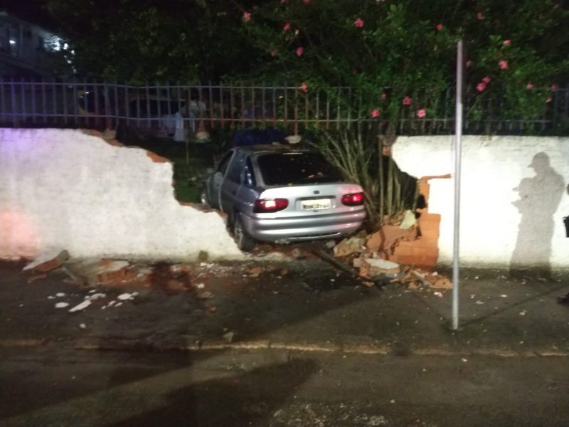 O carro teve um princ&iacute;pio de inc&ecirc;ndio e populares retiraram a v&iacute;tima de dentro do ve&iacute;culo e controlaram o inc&ecirc;ndio – Foto: Corpo de Bombeiros/Divulga&ccedil;&atilde;o/ND