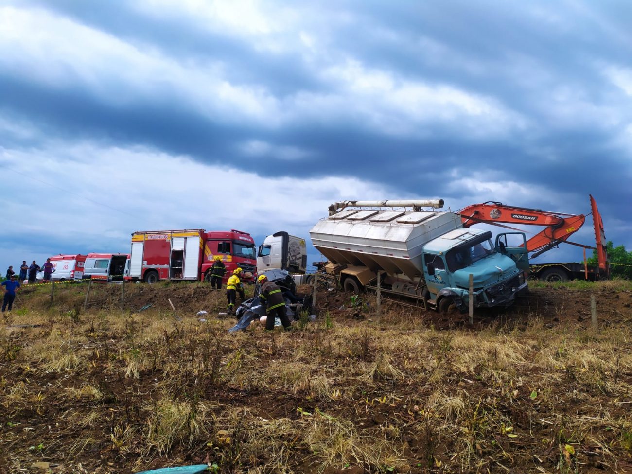 O acidente foi entre um carro e um caminhão e uma pessoas ficou ferida.  - Corpo de Bombeiros Militar/Reprodução/ND