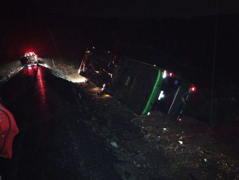 Um ônibus que transportava trabalhadores saiu da pista e tombou na SC-283. 