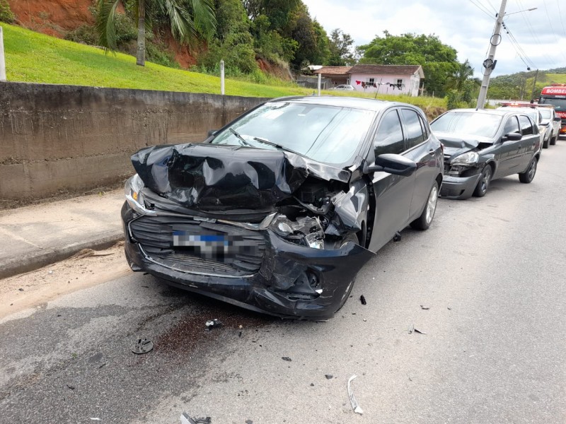 Acidente aconteceu neste s&aacute;bado em Pedras Grandes, no Sul de SC. Condutor do ve&iacute;culo que causou o acidente fugiu do local – Foto: Corpo de Bombeiros/Divulga&ccedil;&atilde;o/ND