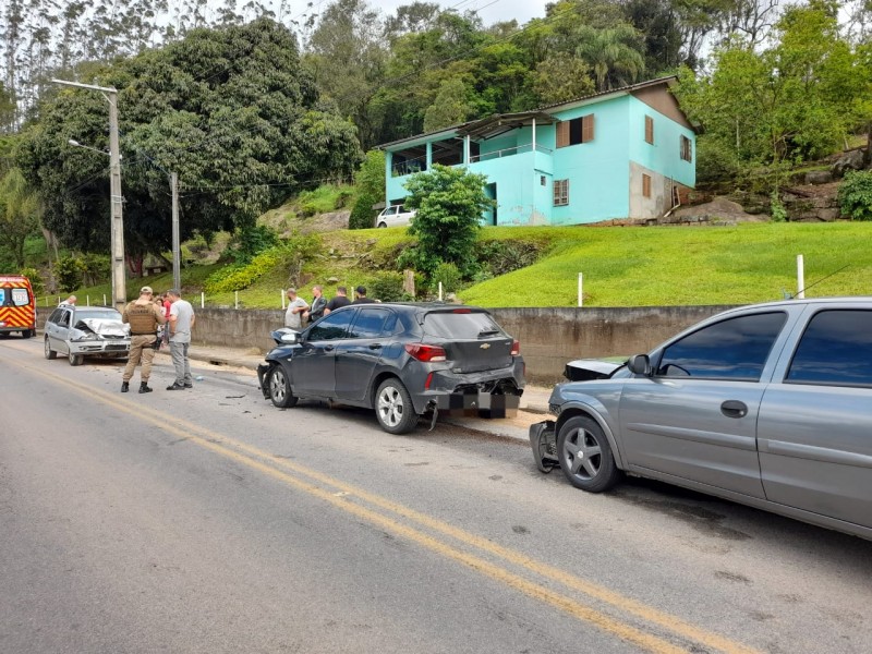 Tr&ecirc;s ve&iacute;culos se envolveram em um acidente na tarde deste s&aacute;bado (14), na SC-390, no centro de Pedras Grandes – Foto: Corpo de Bombeiros/Divulga&ccedil;&atilde;o/ND