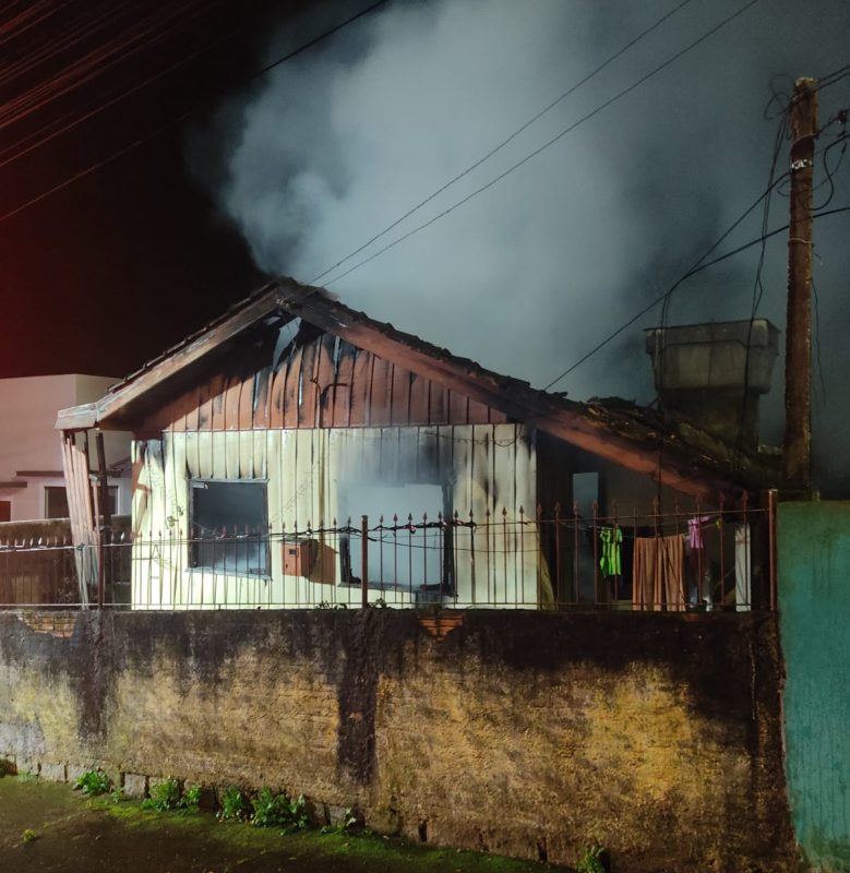 Casa pegou fogo em São José - Foto: Corpo de Bombeiros/Divulgação/ND
