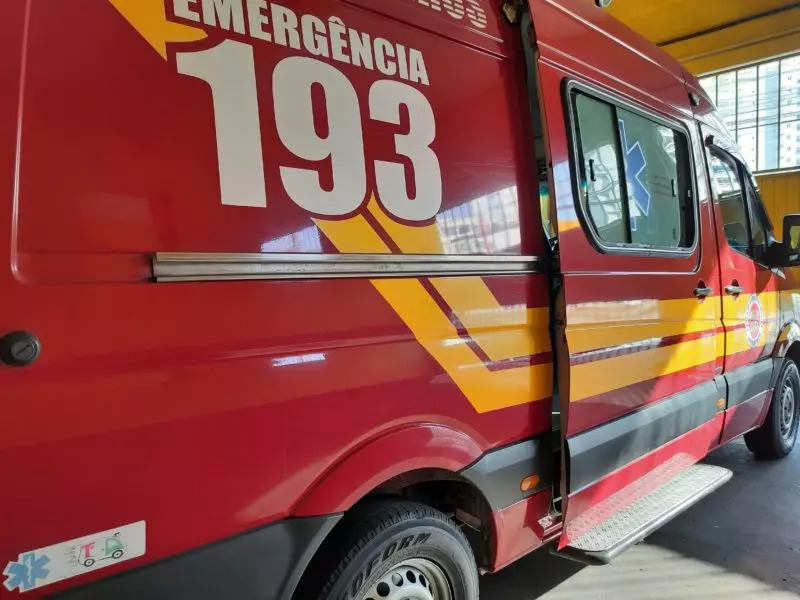 Imagem ilustrativa mostra ambulância de corpo de Bombeiros, geralmente acionadas em caso de incêndios, como o que ocorreu na casa de adolescente