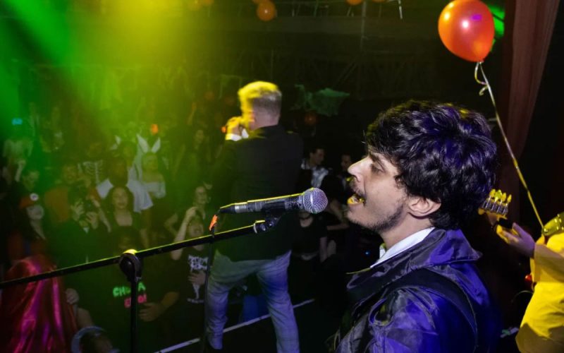 Banda se apresenta para plateia fantasiada na festa Critical Emo antes de Halloween