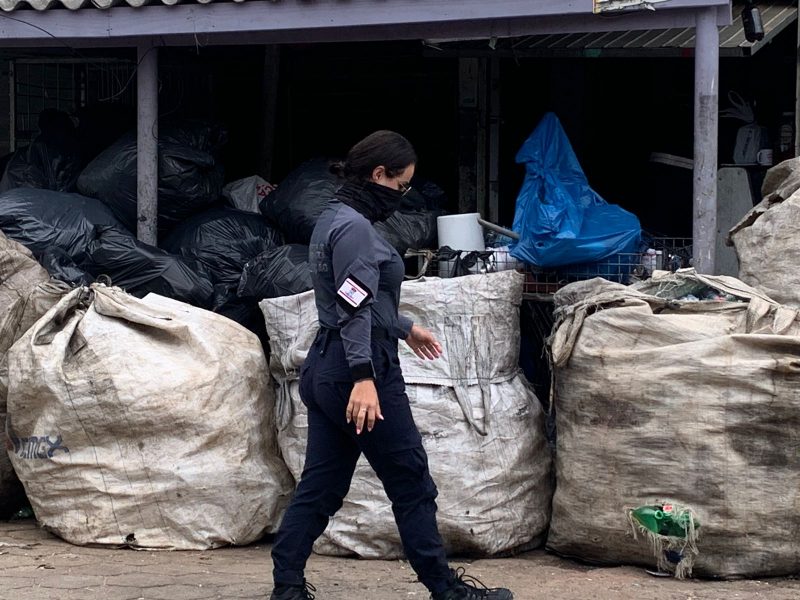 Estabelecimento mantinha produtos e sucatas em via p&uacute;blica, o que &eacute; ilegal – Foto: Daniela Ceccon/ND