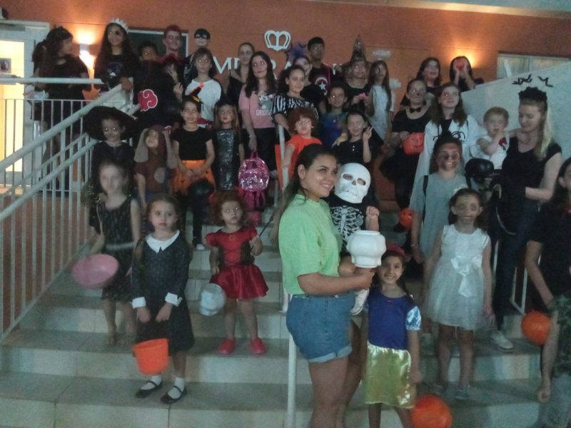 Um grupo de moradores de um prédio residencial de Blumenau entrou no clima do Dia das Bruxas