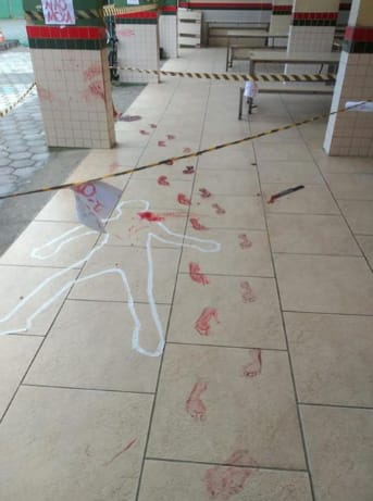 Decora&ccedil;&atilde;o de assassinato para o Halloween em Penha causou pol&ecirc;mica nas redes – Foto: Decora&ccedil;&atilde;o assassinato Penha Halloween 1